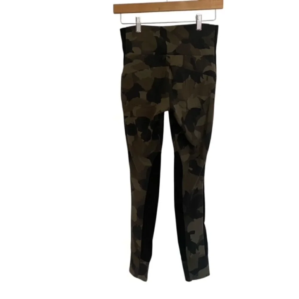 Athleta Essex Camo Hybrid Tight XSmall